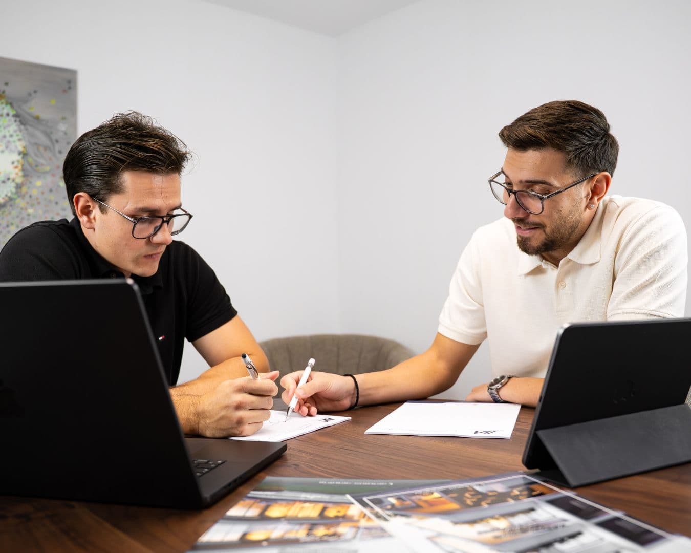 Zwei Berater arbeiten gemeinsam an Unterlagen