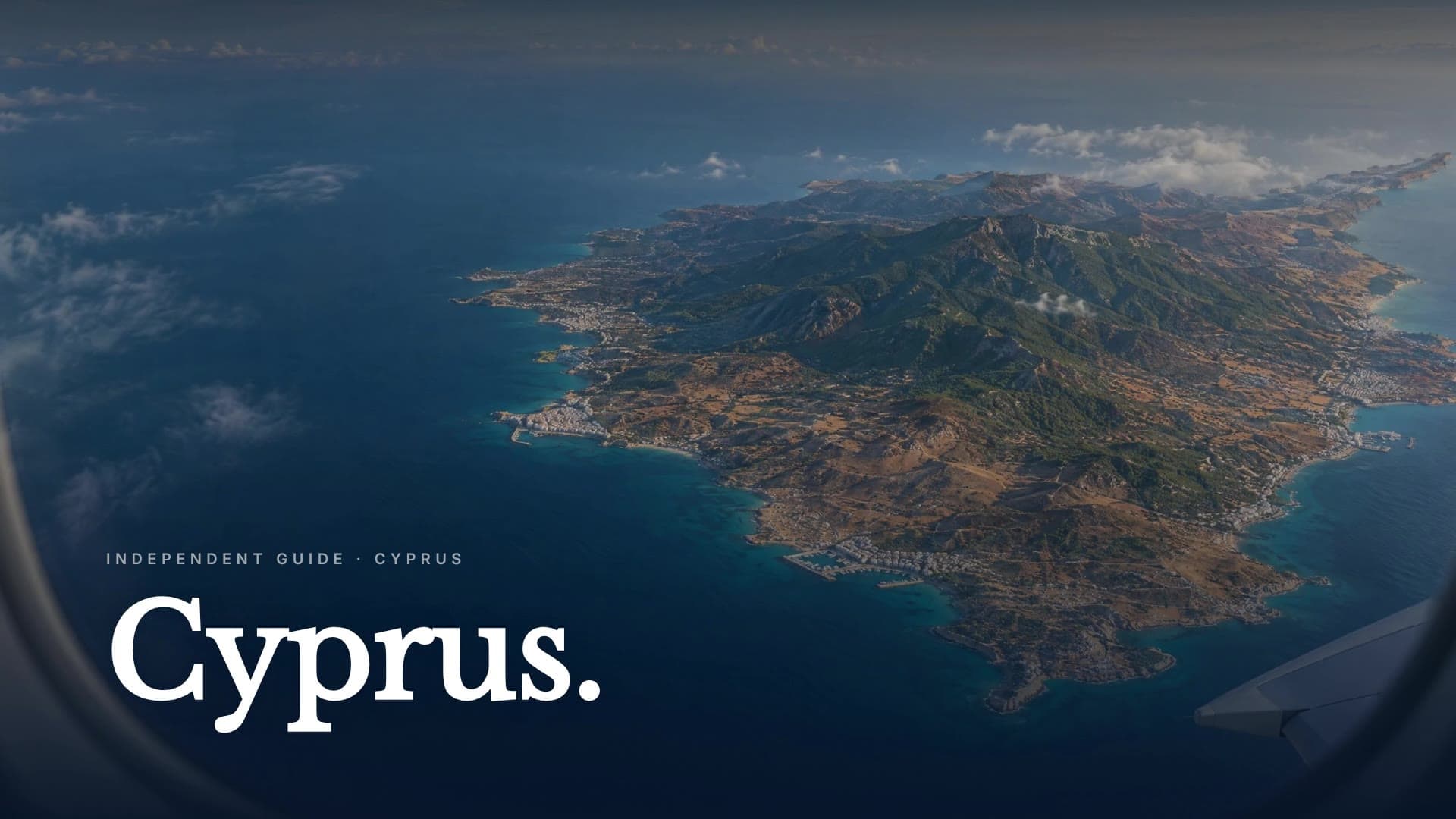 Erklärvideo von PropCloud Cyprus: Blick aus dem Flugzeugfenster auf Zypern